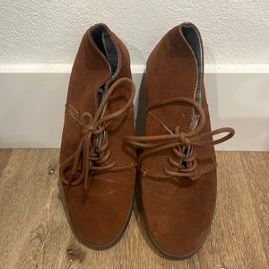 Vans Women’s casual Chukka Mid